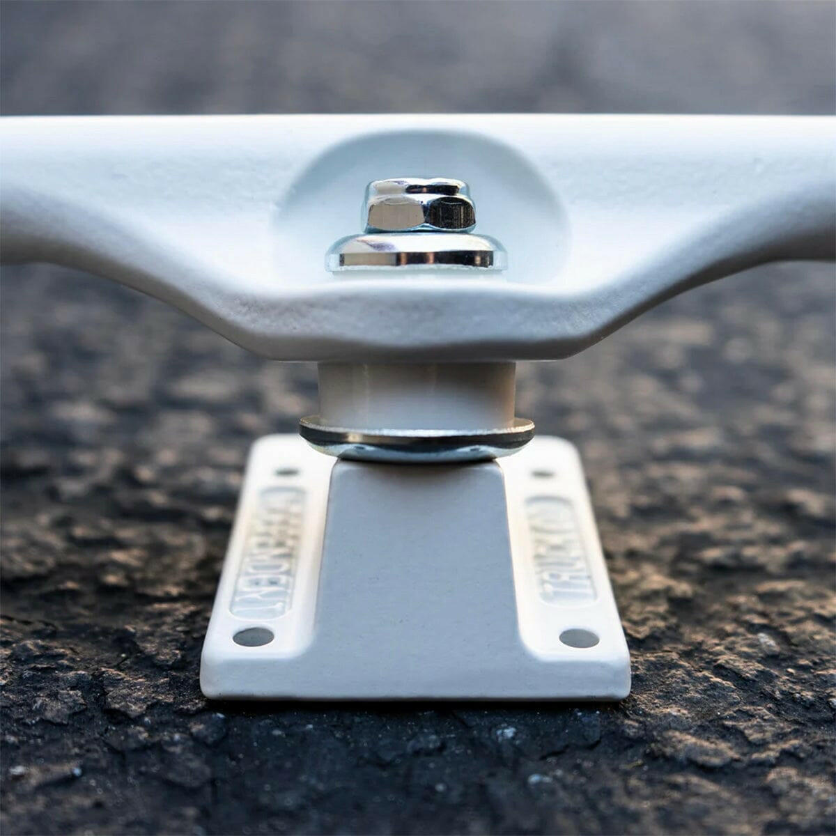 Independent - Whiteout 144 Skateboard Trucks.