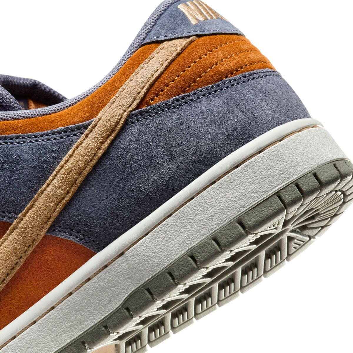 Nike SB - Dunk Low Pro Shoes Light Carbon Monarch.