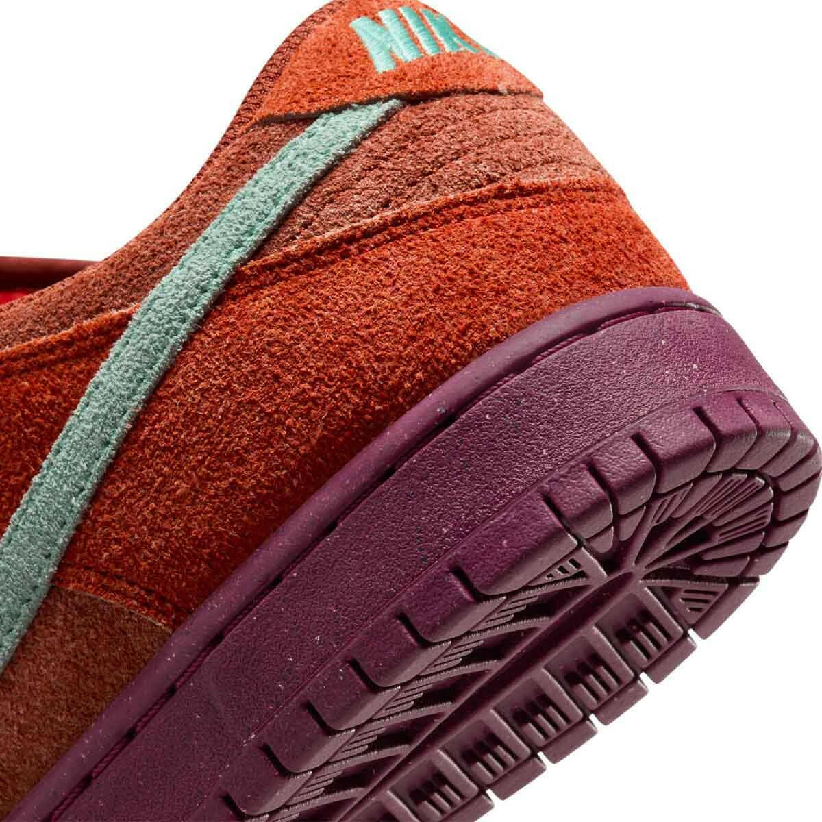 Nike SB - Dunk Low Pro Premium Shoes Mystic Red Rosewood.