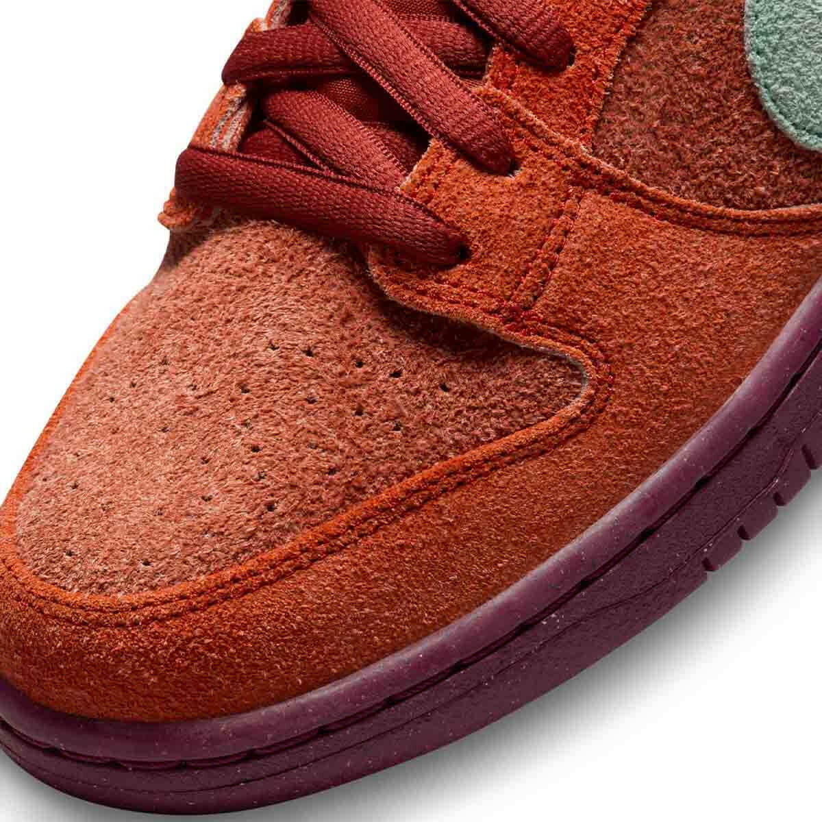 Nike SB - Dunk Low Pro Premium Shoes Mystic Red Rosewood.